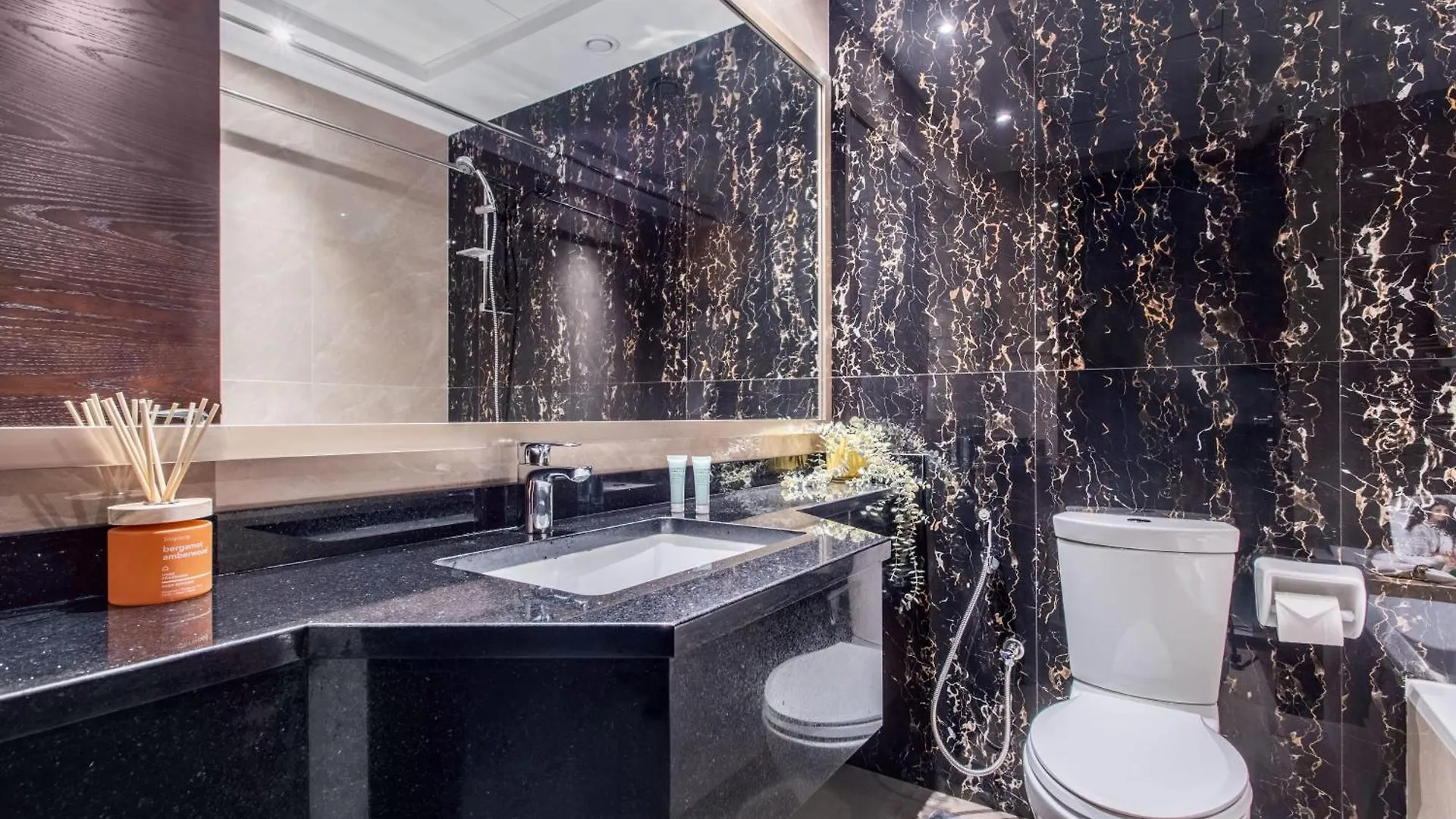 Frank Porter - Elite Downtown Residence Dubai